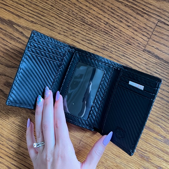◾️STEALTH MODE: New, carbon fiber leather trifold ID blocking wallet, never used - Picture 5 of 11